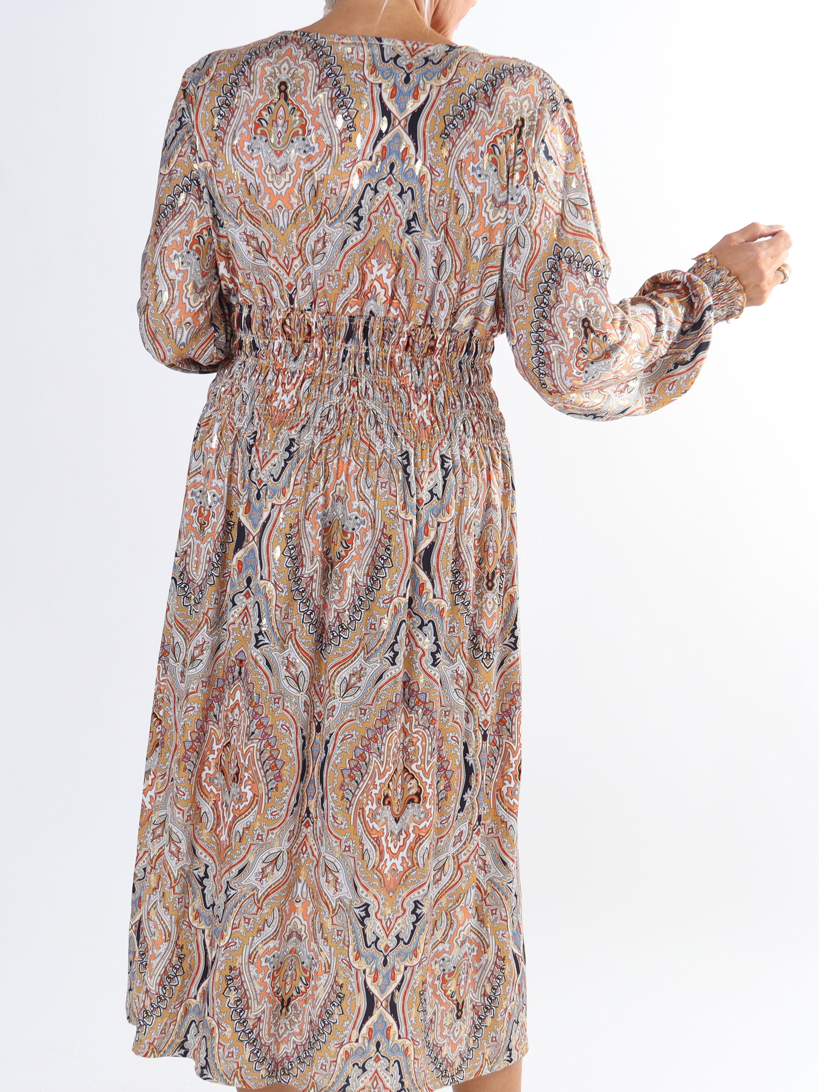 Pams Pattern Midi L/S - Plus size klänning i skrynkelfritt tyg med långa ärmar